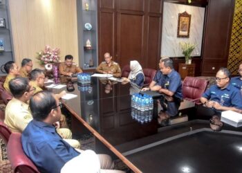 Wali Kota Salatiga Robby Hernawan bersama Pj Sekda Muthoin saat menerima kunjungan jajaran Bulog Jawa Tengah di ruang kerja Wali Kota, Selasa, 6 Januari 2026. (Dok. Prokompim Setda Salatiga/Lingkarjateng.id)