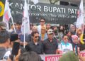 Warga berkumpul di depan Kantor Bupati Pati menyuarakan dukungan terhadap Komisi Pemberantasan Korupsi (KPK) mengusut dugaan jual beli jabatan perangkat desa pada Selasa, 20 Januari 2026. (Lingkarnews Network)