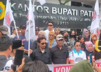 Warga berkumpul di depan Kantor Bupati Pati menyuarakan dukungan terhadap Komisi Pemberantasan Korupsi (KPK) mengusut dugaan jual beli jabatan perangkat desa pada Selasa, 20 Januari 2026. (Lingkarnews Network)