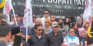 Warga berkumpul di depan Kantor Bupati Pati menyuarakan dukungan terhadap Komisi Pemberantasan Korupsi (KPK) mengusut dugaan jual beli jabatan perangkat desa pada Selasa, 20 Januari 2026. (Lingkarnews Network)