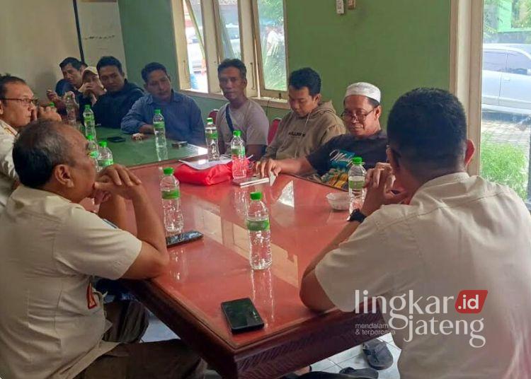 Sejumlah Pedagang Sayur Pasar Bitingan Kudus Tetap Tolak Relokasi 25 Sejumlah pedagang sayur Pasar Bitingan saat mendatangi Kantor Satpol PP Kudus, Rabu, 7 Januari 2026. (Nisa Hafizhotus Syarifa/Lingkarjateng.id)