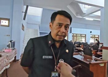 Dana Desa Kabupaten Pekalongan 2026 Berkurang Rp37-38 Miliar, Ini Penjelasan Pemkab 29 Sekretaris Daerah (Sekda) Kabupaten Pekalongan, M. Yulian Akbar, memberi keterangan di Gedung DPRD Kabupaten Pekalongan, Rabu, 7 Januari 2026. (Fahri Akbar/Lingkarjateng.id)
