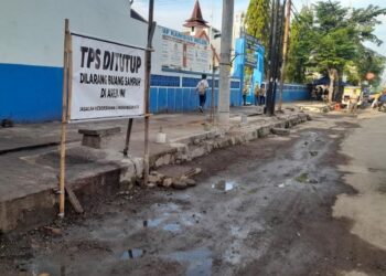 Sempat Dikeluhkan, Tumpukan Sampah di Jalan Weleri Kendal Kini Dibersihkan 30 BERSIH: Papan larangan pembuangan sampah di depan salah satu SMP swasta di Weleri, Kabupaten Kendal. (Anik Kustiani/Lingkarjateng.id)