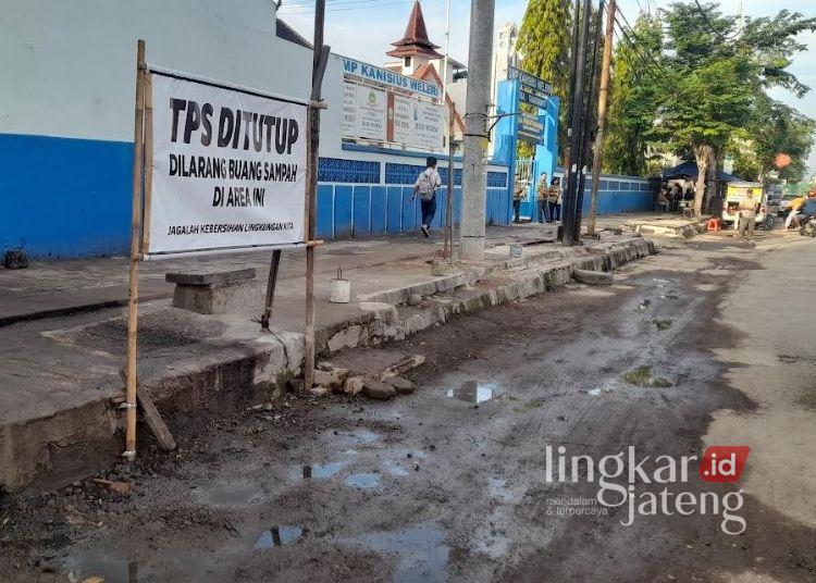 Sempat Dikeluhkan, Tumpukan Sampah di Jalan Weleri Kendal Kini Dibersihkan 25 BERSIH: Papan larangan pembuangan sampah di depan salah satu SMP swasta di Weleri, Kabupaten Kendal. (Anik Kustiani/Lingkarjateng.id)