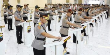 Polda Jateng Mutasi 13 Kapolres dan 6 PJU, Ini Daftarnya 22 Upacara serah terima jabatan terhadap 32 perwira menengah (Pamen) di lingkungan Polda Jateng yang digelar di Gedung Borobudur Mapolda Jateng pada Senin, 12 Januari 2026. (Humas Polda Jateng/Lingkarjateng.id)