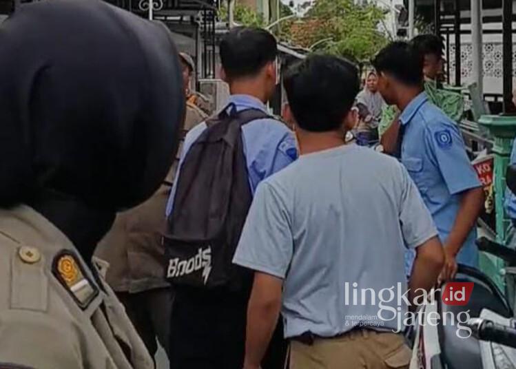 Bolos Sekolah, Belasan Siswa di Kendal Dirazia Satpol PP 25 Satpol PP merazia belasan siswa yang membolos sekolah di Kecamatan Kendal, Kabupaten Kendal, Kamis, 15 Januari 2026. (Anik Kustiani/Lingkarjateng.id)