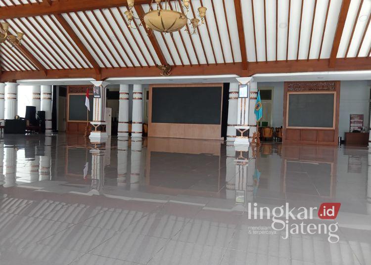 Situasi Terkini Pendopo Pati Usai Bupati Sudewo Kena OTT KPK 25 POTRET: Situasi di Pendopo Kabupaten Pati pada Selasa, 20 Januari 2026 usai Bupati Pati Sudewi ditangkap KPK. (Lingkarnews Network)