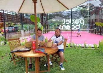 Wisatawan menikmati durian usai bermain padel di Beans Padel kawasan jalan lingkar selatan (JLS) Salatiga, baru-baru ini. (Dok untuk Lingkarjateng.id)