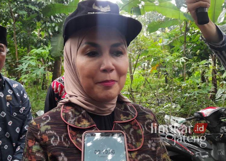 TKD Dipotong Rp189 M, Bupati Kendal Targetkan Jalan Mantap Terealisasi 2027 25 Bupati Kendal, Dyah Kartika Permanasari, memberikan keterangan kepada awak media. (Anik Kustiani/Lingkarjateng.id)
