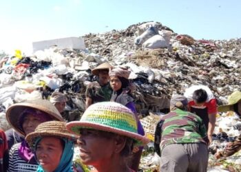 TPA Ngronggo Salatiga Terancam Tutup, DLH Ajak Warga Pilah Sampah 31 ILUSTRASI: Warga memilah sampah di TPA Ngronggo, Kumpulrejo, Kecamatan Argomulyo, Kota Salatiga. (Angga Rosa/Lingkarjateng.id)