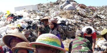 ILUSTRASI: Warga memilah sampah di TPA Ngronggo, Kumpulrejo, Kecamatan Argomulyo, Kota Salatiga. (Angga Rosa/Lingkarjateng.id)