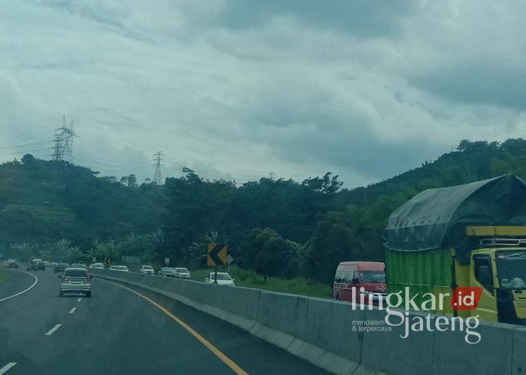Tahun Baru 2026, Arus Lalu Lintas di Jalan Tol Semarang-Solo Ramai Lancar 25 Sejumlah kendaraan bermotor saat melintasi jalan tol Semarang - Solo, Kamis, 1 Januari 2026. (Angga Rosa/Lingkarjateng.id)