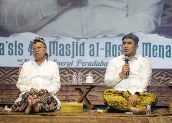 Wakil Gubernur Jawa Tengah, Taj Yasin Maimoen (kanan), dalam dialog interaktif kegiatan Tembayatan Punden dan Belik Kasunanan Kudus bertema “Menyebarkan Energi Peradaban Aulia” di Kompleks Masjid Al-Aqsha Menara Kudus, Rabu malam, 7 Januari 2026. (Mohammad Fahtur Rohman/Lingkarjateng.id)