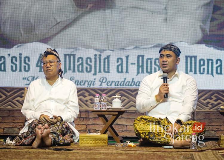 Wagub Jateng Gagas Pemanfaatan AI untuk Dokumentasikan Khazanah Para Wali 25 Wakil Gubernur Jawa Tengah, Taj Yasin Maimoen (kanan), dalam dialog interaktif kegiatan Tembayatan Punden dan Belik Kasunanan Kudus bertema “Menyebarkan Energi Peradaban Aulia” di Kompleks Masjid Al-Aqsha Menara Kudus, Rabu malam, 7 Januari 2026. (Mohammad Fahtur Rohman/Lingkarjateng.id)