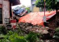 Talud longsor yang menimpa rumah salah satu warga di Kelurahan Manyaran, Kecamatan Semarang Barat, Kota Semarang, beberapa waktu lalu. (Syahril Muadz/Lingkarjateng.id)