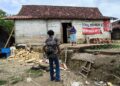 Kondisi tanah ambles di depan rumah warga di Desa Buluroto, Kecamatan Banjarejo, Kabupaten Blora. (Eko Wicaksono/Lingkarjateng.id)