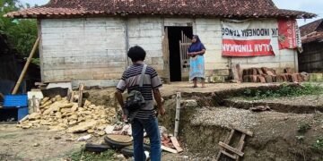 Kondisi tanah ambles di depan rumah warga di Desa Buluroto, Kecamatan Banjarejo, Kabupaten Blora. (Eko Wicaksono/Lingkarjateng.id)