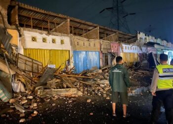 ROBOH: Tembok Gaden Plaza, Desa Pegaden Tengah, Kecamatan Wonopringgo, Kabupaten Pekalongan roboh pada Jumat, 16 Januari 2026 malam. (Fahri Akbar/Lingkarjateng.id)