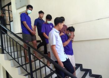 Tim Satreskrim Polres Demak menggiring tersangka pengeroyokan seorang pesilat ke ruang tahanan. (M. Burhanuddin Aslam/Lingkarjateng.id)