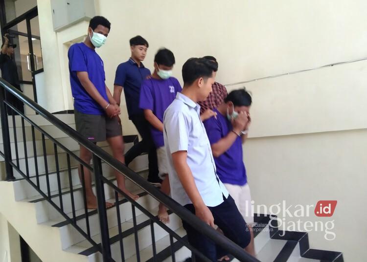 Polisi Tetapkan Tujuh Tersangka Kasus Tewasnya Pesilat di Demak 25 Tim Satreskrim Polres Demak menggiring tersangka pengeroyokan seorang pesilat ke ruang tahanan. (M. Burhanuddin Aslam/Lingkarjateng.id)