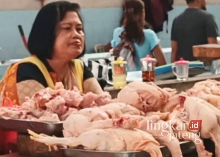 Usai Nataru, Harga Telur dan Daging Ayam Ras di Salatiga Masih Tinggi 25 MENJUAL : Seorang pedagang daging ayam di pasar tradisional Salatiga, Jumat, 2 Januari 2026. (Angga Rosa/Lingkarjateng.id)