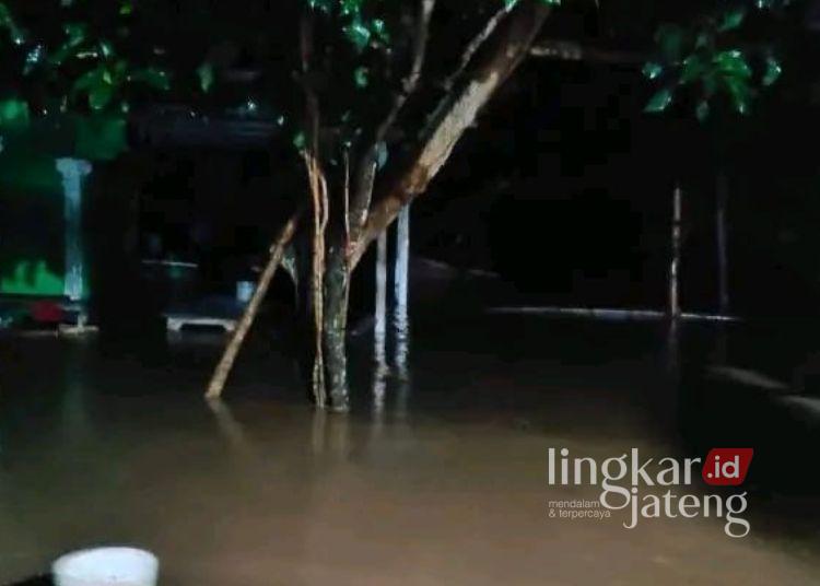 Hujan Semalam Penuh, Sejumlah Wilayah di Pati Dilanda Banjir 25 Banjir bandang melanda permukiman warga Kabupaten Pati pada Jumat, 9 Januari 2026. (Lingkarnews Network)