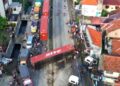 MACET: Kondisi macet akibat truk trailer terguling di jalur Pantura Bulakamba-Brebes turut Desa Bangsri, Kecamatan Bulakamba, Kabupaten Brebes Jawa Tengah pada Sabtu, 10 Januari 2026. (Humas Polres Brebes)