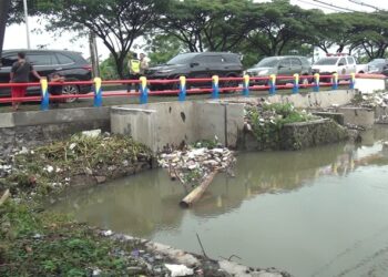 Kondisi saluran air Sipon di wilayah Kecamatan Gajah yang dipenuhi sampah. Foto : M. Burhan/Lingkar Jateng