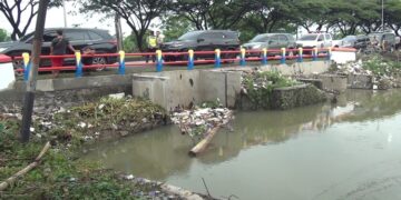 Kondisi saluran air Sipon di wilayah Kecamatan Gajah yang dipenuhi sampah. Foto : M. Burhan/Lingkar Jateng