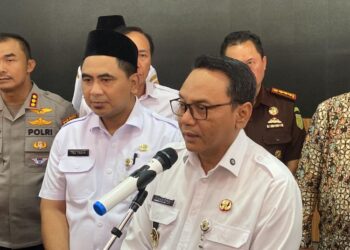 Wabup Chandra Resmi Gantikan Sudewo Jadi Plt Bupati Pati 31 Wakil Bupati Risma Ardhi Chandra memberikan keterangan kepada awak media usai menerima SK pengangkatan sebagai pelaksana tugas Bupati Pati menggantikan Sudewo pada Rabu, 21 Januari 2026. (Lingkarjateng.id)