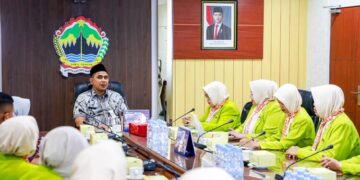 Wakil Gubernur Jawa Tengah, Taj Yasin, saat menerima audiensi Gerakan Enterpreneur Ekonomi Muslimah Indonesia (GEEMI) di ruang kerjanya, Selasa, 6 Januari 2026. (Humas Pemprov Jateng/Lingkarjateng.id)