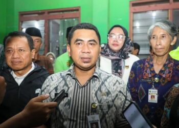 Wakil Gubernur Jawa Tengah Taj Yasin Maemoen (tengah) didampingi Bupati Kudus Sam’ani Intakoris (kiri) memberi keterangan kepara media saat meninjau lokasi posko pengungsian Hidayatus Shibyan pada Selasa, 13 Januari 2026 malam. (Fahtur Rohman/Lingkarjateng.id)