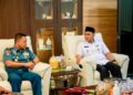 Wakil Gubernur Jawa Tengah, Taj Yasin Maemoen (kanan), menerima kunjungan Komandan Pangkalan Angkatan Laut (Danlanal) Semarang, Kolonel Marinir Sabprowanto (kiri), di ruang kerja Wagub Jateng pada Rabu, 7 Januari 2026. (Humas Pemprov Jateng)