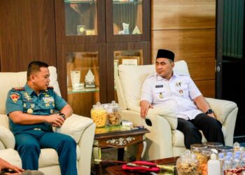 Wagub Jateng Sambut Kolaborasi Lanal Semarang Jaga Keamanan Laut 26 Wakil Gubernur Jawa Tengah, Taj Yasin Maemoen (kanan), menerima kunjungan Komandan Pangkalan Angkatan Laut (Danlanal) Semarang, Kolonel Marinir Sabprowanto (kiri), di ruang kerja Wagub Jateng pada Rabu, 7 Januari 2026. (Humas Pemprov Jateng)