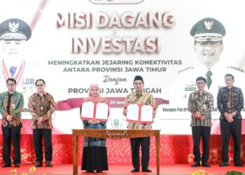Misi Dagang Jateng-Jatim Raup Transaksi Rp2,9 Triliun 29 Wakil Gubernur Jawa Tengah Taj Yasin Maimoen dan Gubernur Jawa Timur Khofifah Indar Parawansa dalam gelaran Misi Dagang dan Investasi Jawa Tengah–Jawa Timur yang digelar di PO Hotel Semarang, Kamis 29 Januari 2026. (Humas Pemprov Jateng/Lingkarjateng.id)