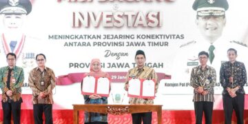 Misi Dagang Jateng-Jatim Raup Transaksi Rp2,9 Triliun 16 Wakil Gubernur Jawa Tengah Taj Yasin Maimoen dan Gubernur Jawa Timur Khofifah Indar Parawansa dalam gelaran Misi Dagang dan Investasi Jawa Tengah–Jawa Timur yang digelar di PO Hotel Semarang, Kamis 29 Januari 2026. (Humas Pemprov Jateng/Lingkarjateng.id)