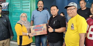 Wakil Ketua DPRD Kabupaten Pekalongan, Ruben R. Prabu Faza, menyerahkan bantuan logistik untuk korban banjir kepada pengelola dapur umum di Kelurahan Sragi, Kecamatan Sragi, Minggu, 18 Januari 2026. (Fahri Akbar/Lingkarjateng.id)
