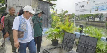 Wali Kota Semarang, Agustina Wilujeng Pramestuti, meninjau Instalasi Pengolahan Air Limbah (IPAL) komunal di Kampung Mangut, Kelurahan Bandarharjo, Kecamatan Semarang Utara, Jumat, 9 Januari 2026. (Humas Pemkot Semarang/Lingkarjateng.id)