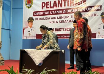 Wali Kota Semarang, Agustina Wilujeng Pramestuti, menandatangani surat keputusan pengangkatan Direktur Utama dan Direktur Umum PDAM Tirta Moedal, Rabu malam, 7 Januari 2026. (Syahril Muadz/Lingkarjateng.id)