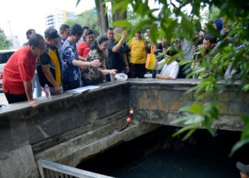 Wali Kota Semarang, Agustina Wilujeng Pramestuti, saat melakukan uji coba bola GPS untuk melacak sumbatan di sekitar Simpang Lima beberapa waktu lalu. (Humas Pemkot Semarang/Lingkarjateng.id)