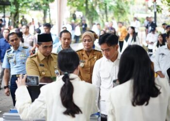 Wakil Presiden Republik Indonesia Gibran Rakabuming Raka didampingi Wakil Gubernur Jawa Tengah Taj Yasin dan Wakil Wali Kota Nina Agustin menemui mahasiswa Universitas Kristen Satya Wacana pada Senin, 26 Januari 2026. (Dok.UKSW Salatiga/Lingkarjateng.id)