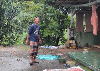 Sejumlah Rumah di Pekalongan Horeg Mau Runtuh Saat Dilanda Tanah Gerak, Begini Kesaksian Warga 25 Yasin (53) perangkat Desa Krompeng Talun Pekalongan yang rumahnya terdampak tanah gerak. Foto : Dok.lingkarjateng