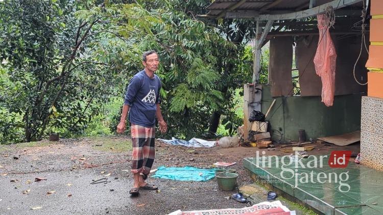 Sejumlah Rumah di Pekalongan Horeg Mau Runtuh Saat Dilanda Tanah Gerak, Begini Kesaksian Warga 25 Yasin (53) perangkat Desa Krompeng Talun Pekalongan yang rumahnya terdampak tanah gerak. Foto : Dok.lingkarjateng
