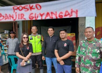 Komunitas Yakuza Farm Pati menyalurkan bantuan berupa sembako kepada warga korban banjir di Posko Pengungsian Desa Guyangan, Kecamatan Trangkil, Kabbupaten Pati pada Jumat, 16 Januari 2026. (Lingkarnews Network)