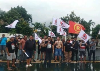 Massa Aliansi Masyarakat Pati Bersatu (AMPB) membawa sejumlah poster dan spanduk sebagai dukungan untuk Botok dan Teguh Istianto yang menjalani sidang putusan di PN Pati pada Rabu, 21 Janauri 2026. (Lingkarnews Network)