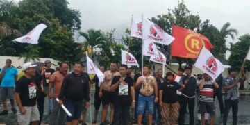 Kawal Sidang Putusan Botok dan Teguh, AMPB Singgung OTT Bupati Pati Sudewo 9 Massa Aliansi Masyarakat Pati Bersatu (AMPB) membawa sejumlah poster dan spanduk sebagai dukungan untuk Botok dan Teguh Istianto yang menjalani sidang putusan di PN Pati pada Rabu, 21 Janauri 2026. (Lingkarnews Network)