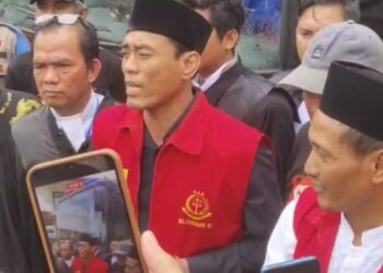 Botok dan Teguh AMPB Usai Bupati Pati Sudewo Jadi Tersangka KPK: Terbukti! 28 Botok dan Teguh AMPB menemui awak media usai mejalani sidang putusan di PN Pati, Rabu, 21 Januari 2026. (Lingkarnews Network)