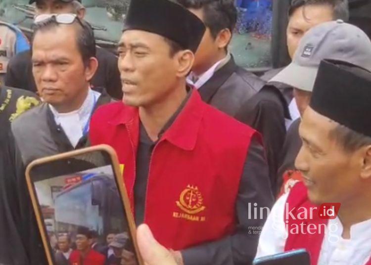 Botok dan Teguh AMPB Usai Bupati Pati Sudewo Jadi Tersangka KPK: Terbukti! 25 Botok dan Teguh AMPB menemui awak media usai mejalani sidang putusan di PN Pati, Rabu, 21 Januari 2026. (Lingkarnews Network)