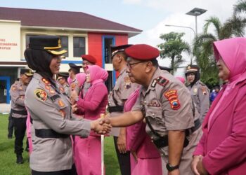 Kapolres Batang AKBP Veronica berjabat tangan dengan salah satu perwira Polres Batang. (Dok. for Lingkarjateng.id)