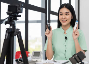 ilusrtasi pekerja medis membuat konten edukasi (gemini)